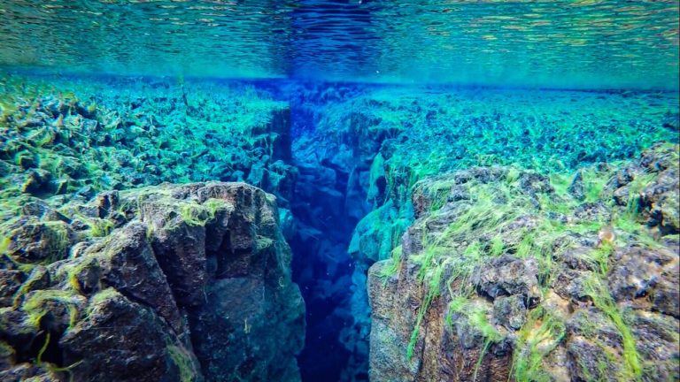 世界一の透明度でダイビング ブルーラグーン オーロラ観光だけじゃない 世界一周中にアイスランドで泳いだら絶景 が待っていた 旅は人を裸にする Marip