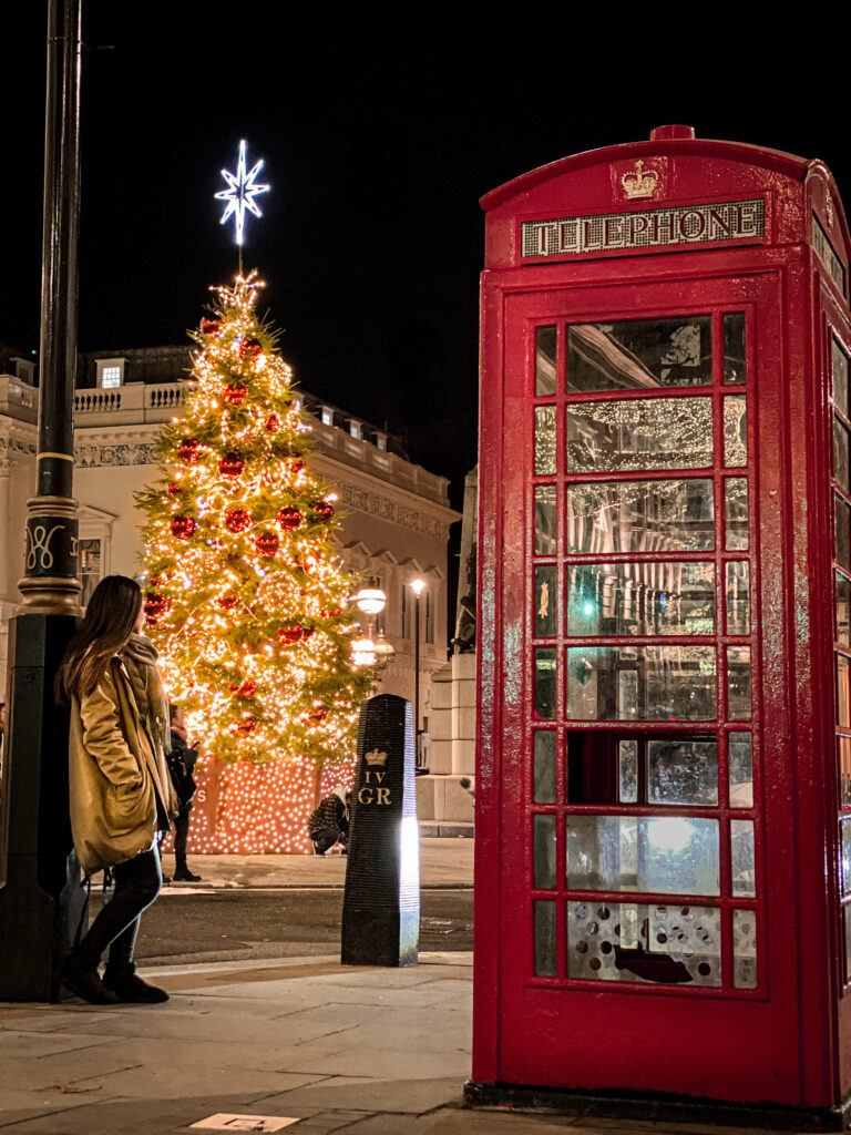 ウォーターループレイスのクリスマスツリーとロンドンの象徴赤い電話ボックス